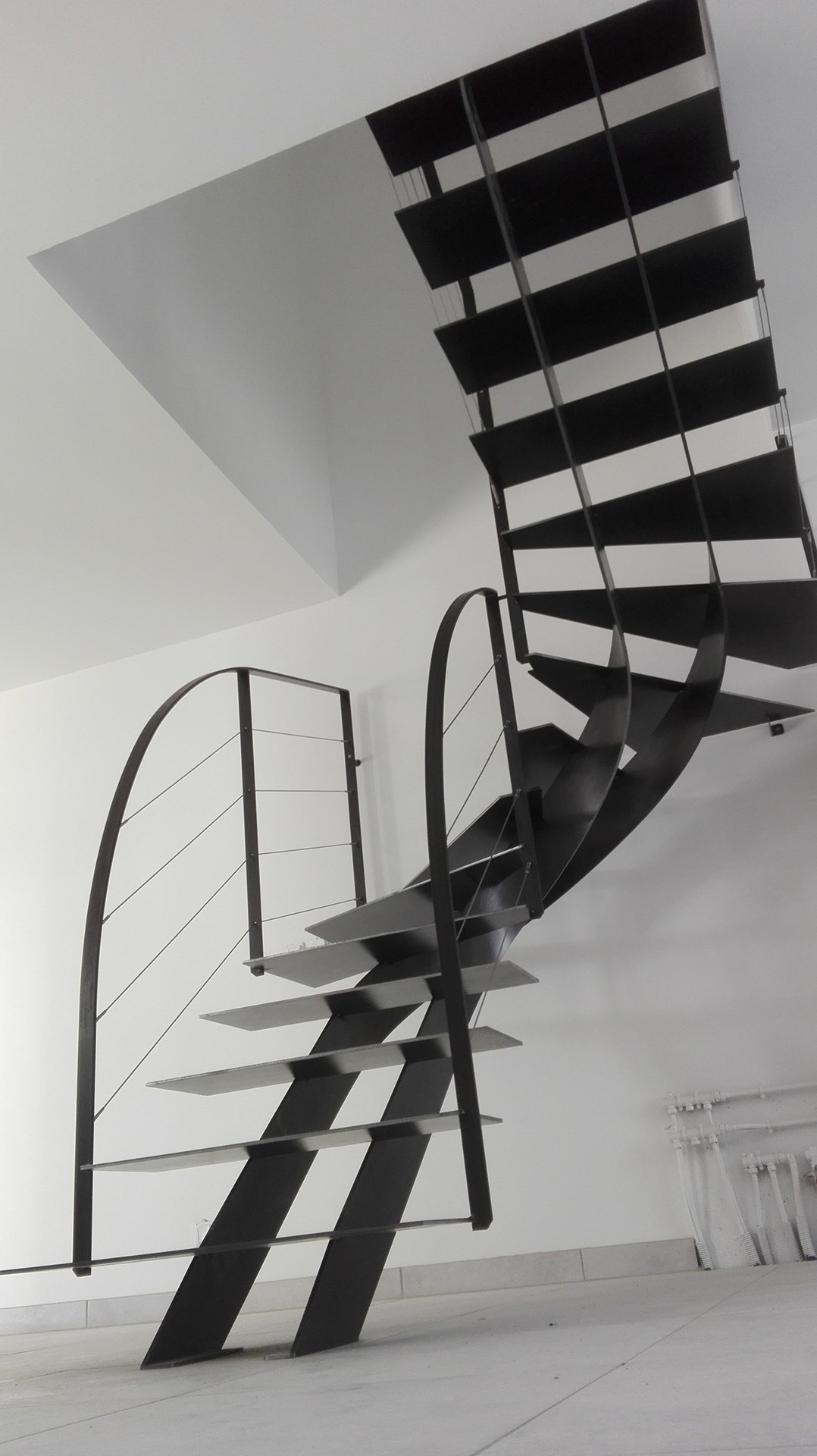 Escalier design acier, garde-corps design en acier, garde-corps cables inox, main courante cintré, Nantes, steel contemporain