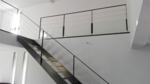 Garde corps intérieur verre et câbles