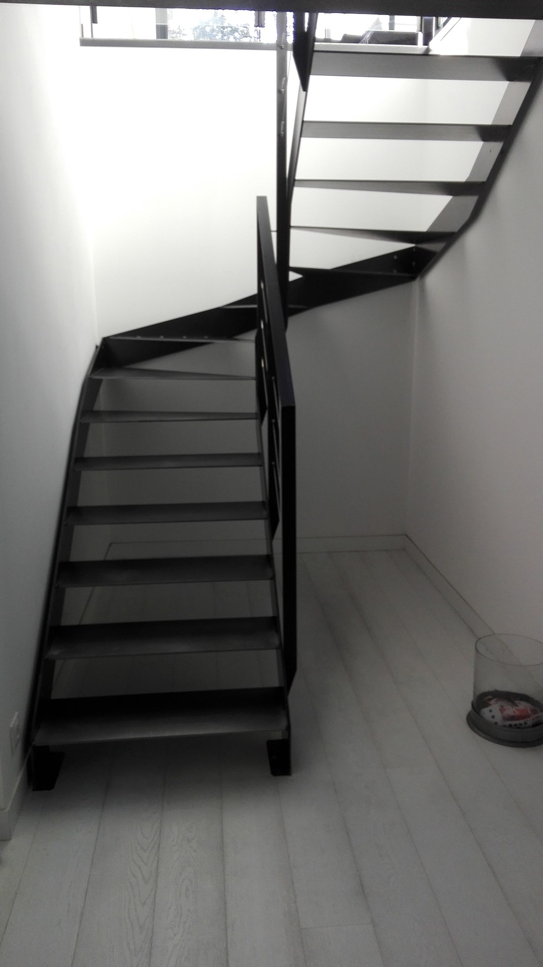 Escalier demi tournant et garde-corps en acier, La Baule, steel contemporain