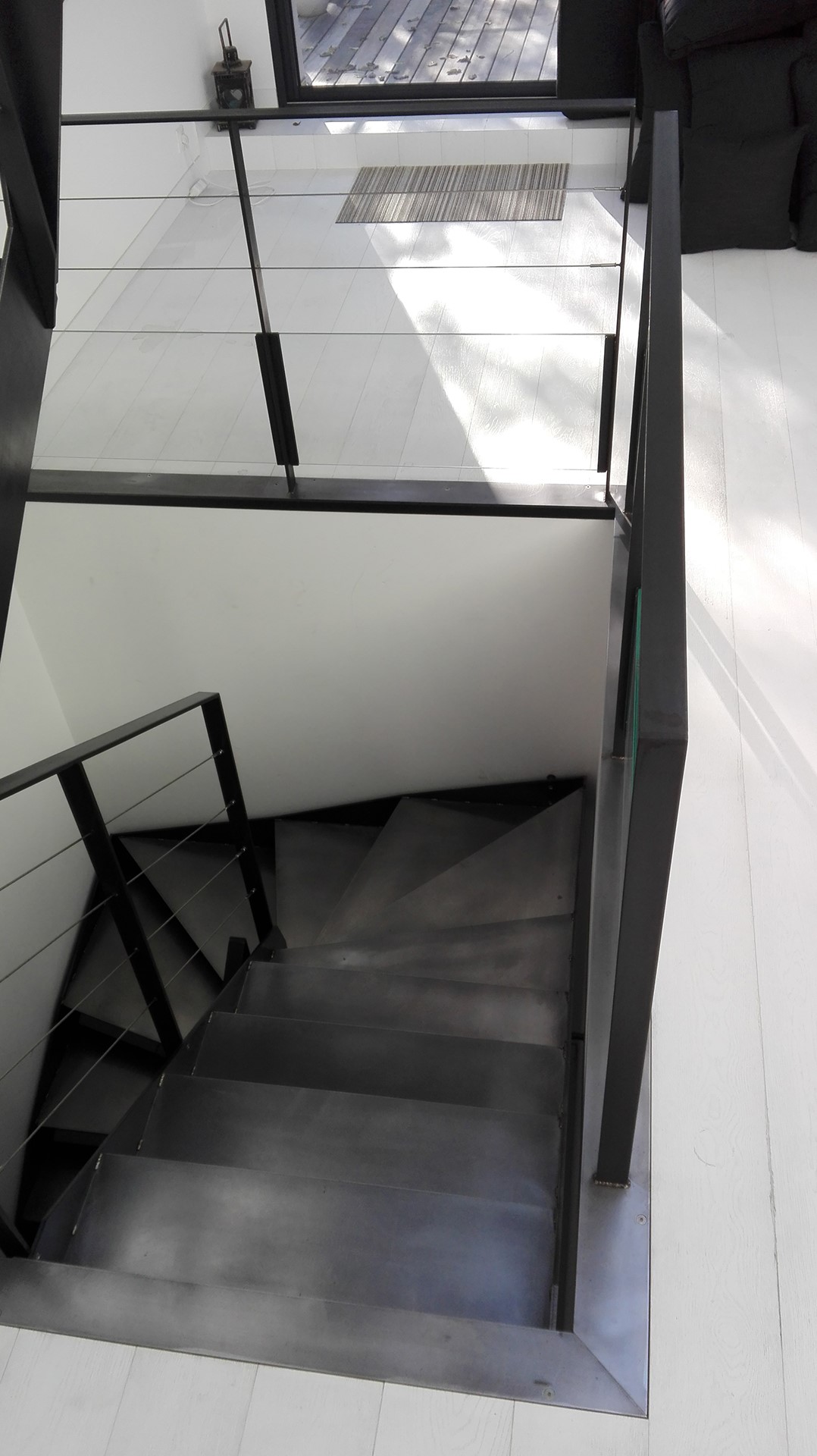 Escalier demi tournant et garde-corps en acier, La Baule, steel contemporain