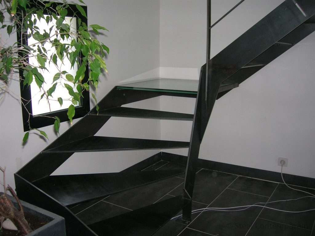 Escalier métallique avec palier verre