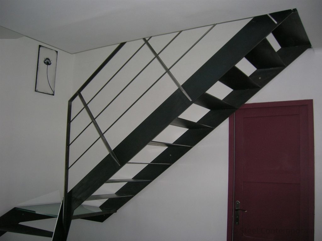 Escalier métallique avec palier verre
