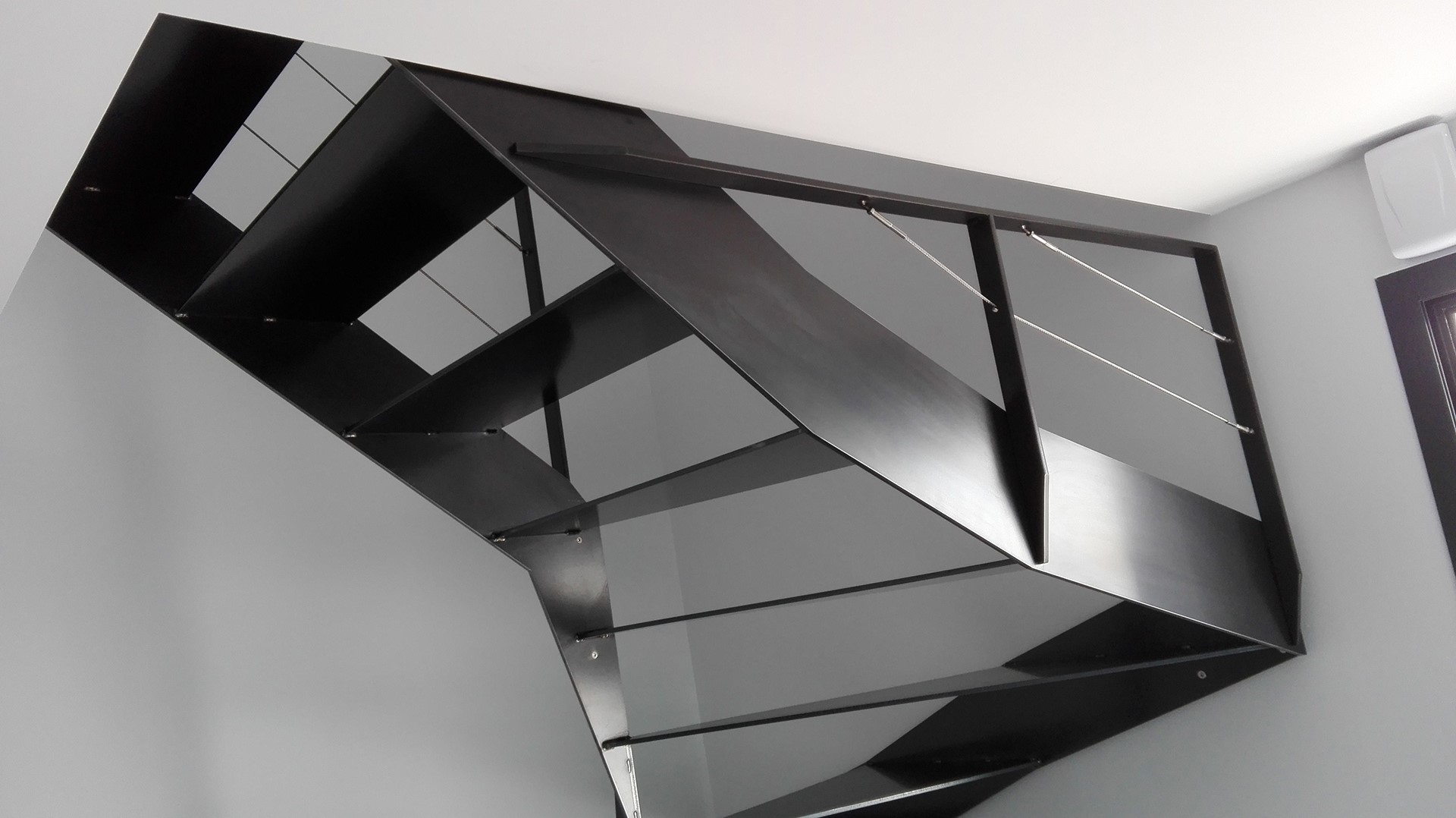 Escalier demi tournant et garde-corps en acier, meuble garde-corps en acier, Savenay, steel contemporain