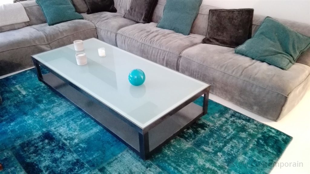 Table basse sur roulette verre opale